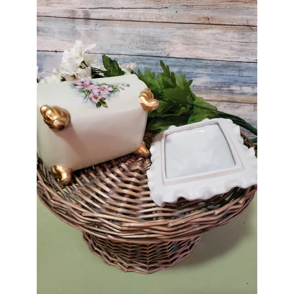 Vintage Porcelain Vanity Trinket Box Floral‎ Design Ornate Gold Feet Ruffled Lid